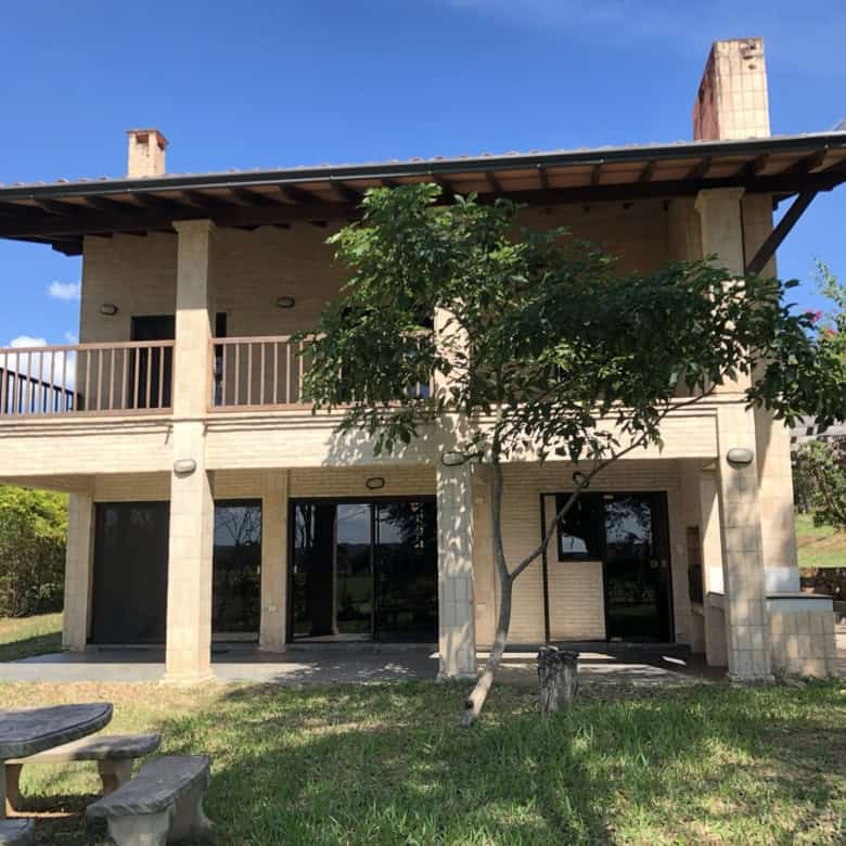 Beautiful 4-bedroom house located in Carlos Franco Golf and Country Club, Arroyos Y Esteros, Paragua.