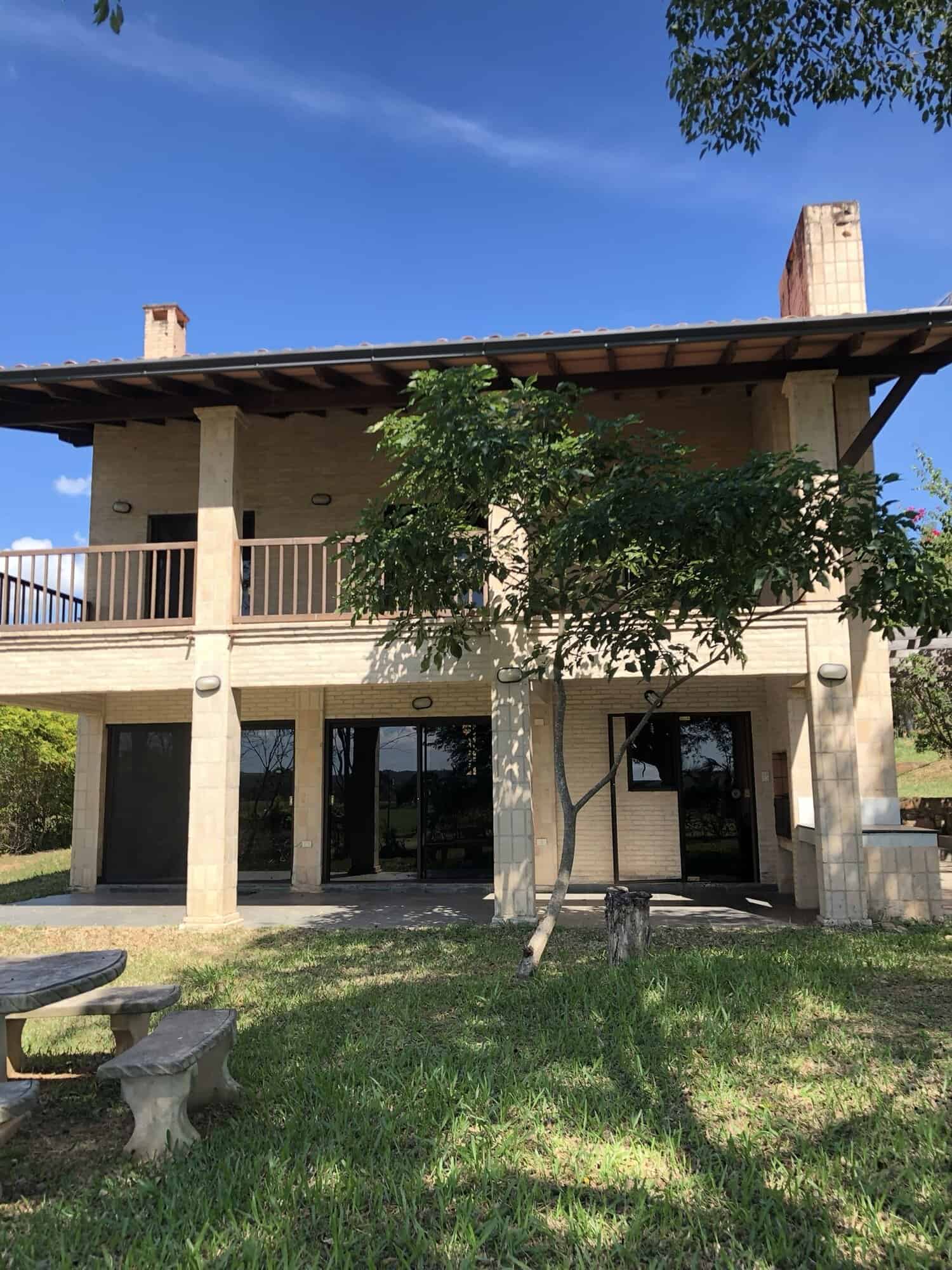 Stunning 4-Bed House in Paraguay Beautiful 4-bedroom house located in Carlos Franco Golf and Country Club, Arroyos Y Esteros, Paragua.