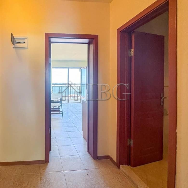 Bright 1-bedroom apartment with balcony overlooking the sea in Sveti Vlas.