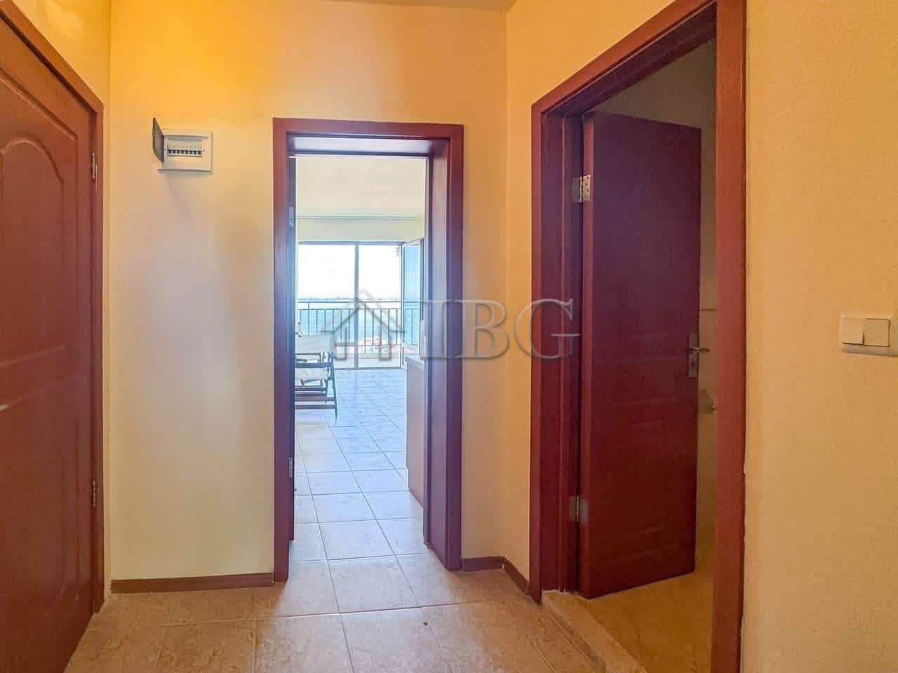 Bright 1-bedroom apartment with balcony overlooking the sea in Sveti Vlas.