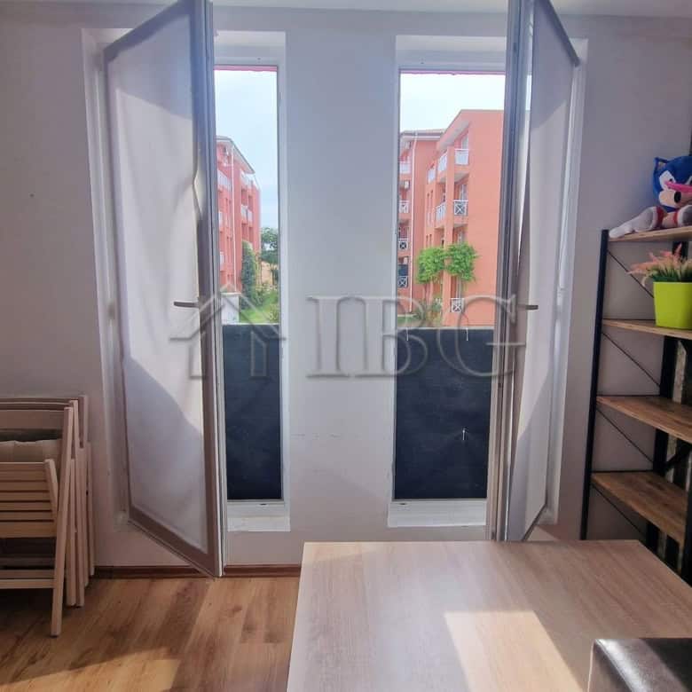 Bright 1-Bedroom Apartment Overlooking Pool in Sunny Beach Area.