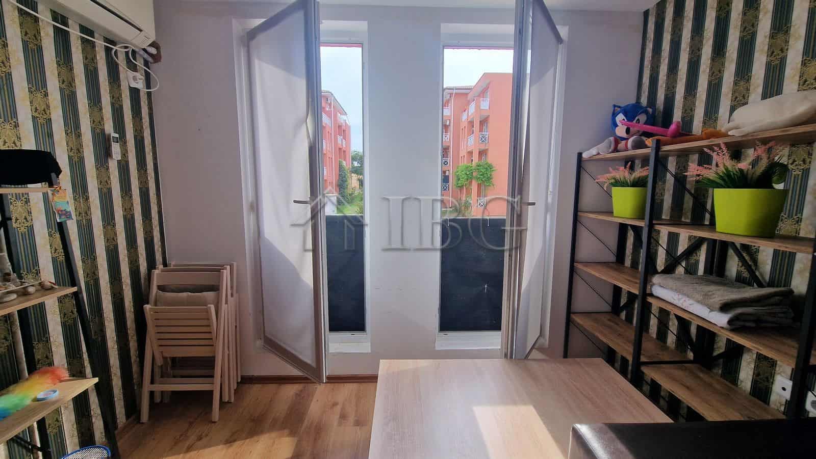 Bright 1-Bedroom Apartment Overlooking Pool in Sunny Beach Area.