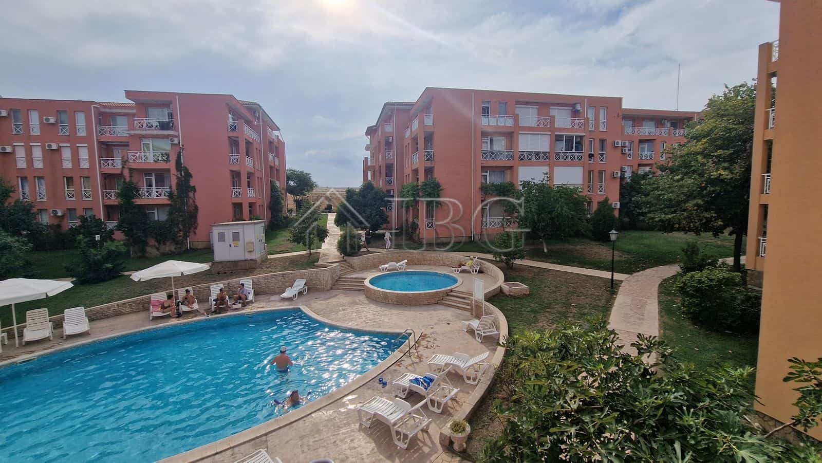 Bright 1-bedroom apartment overlooking the pool in Sunny Beach area. Perfect for relaxing holidays a.
