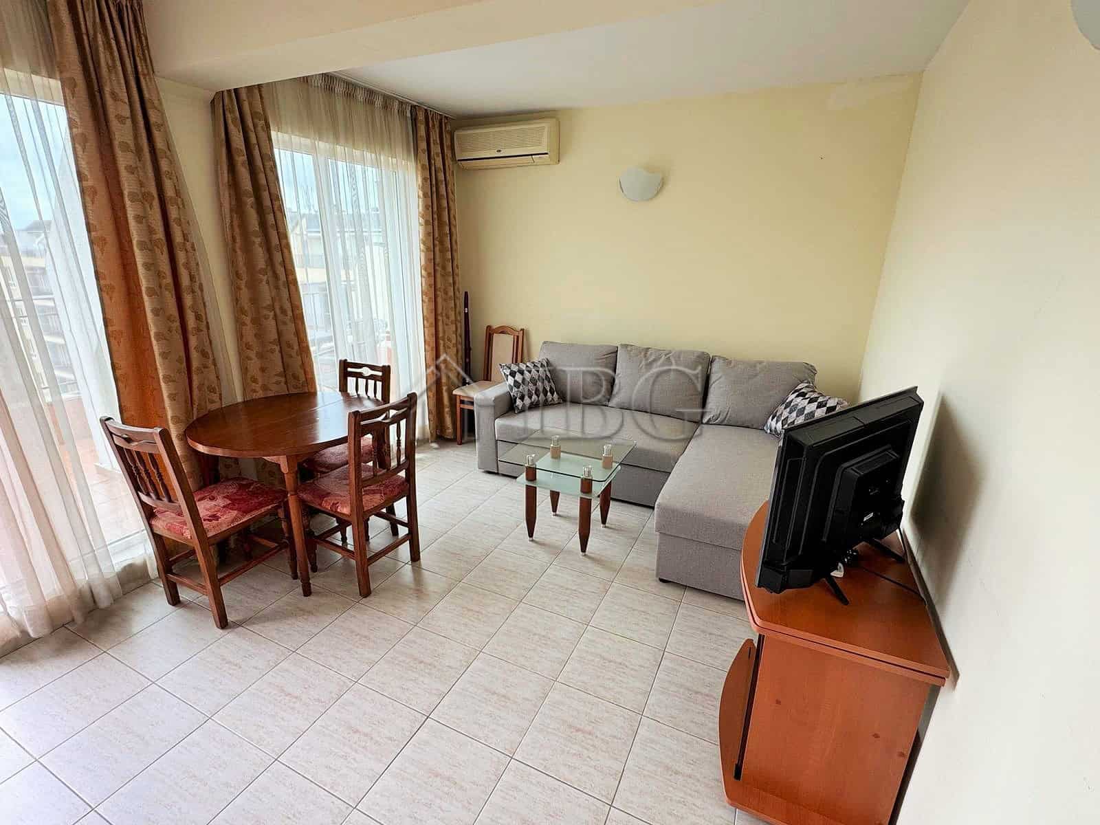 Cozy 2-Room Apartment with Pool View Bright 2-room apartment with pool view, living area, dining space, and TV in Sunny Beach.