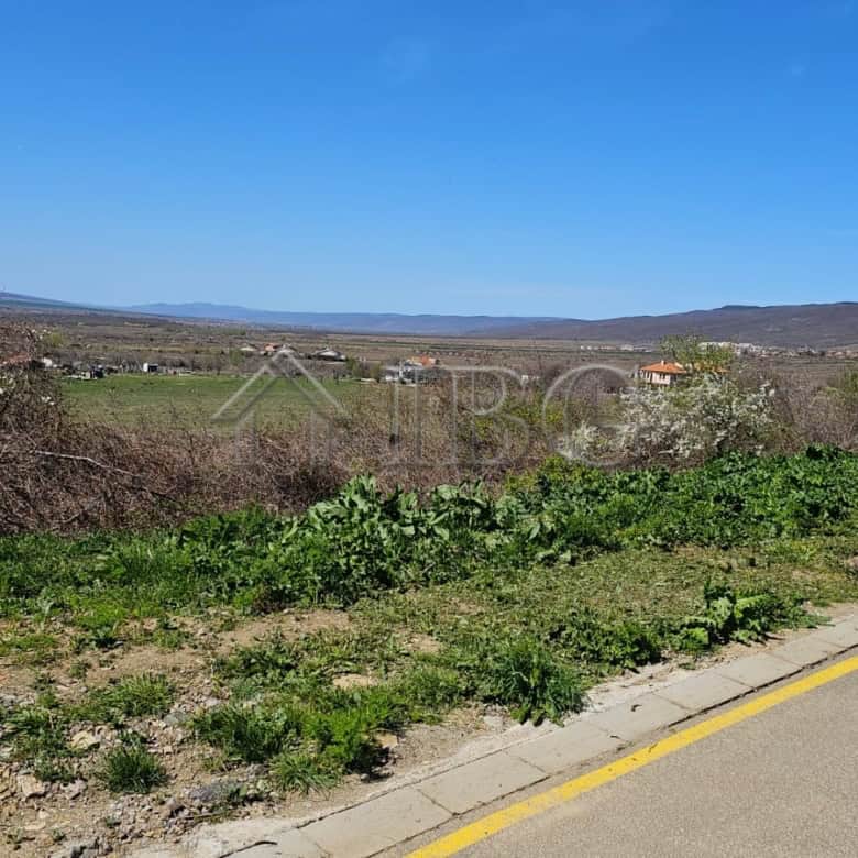 Beautiful land plot for sale in Kosharitsa with scenic views and easy road access. Perfect for build.