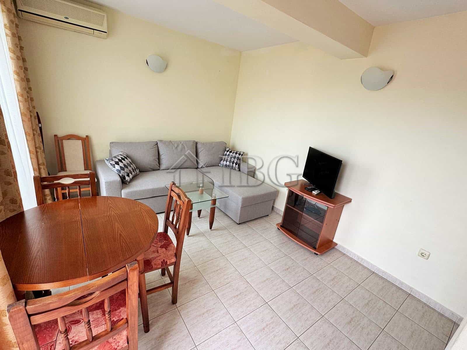 Modern 2-Room Apartment with Pool View Cozy 2-room apartment with pool view in Pollo Resort, Sunny Beach.