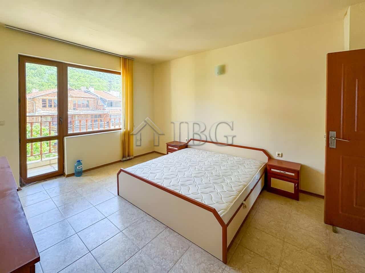 Bright 1-bedroom apartment with sea view in Sveti Vlas, featuring a spacious balcony and modern furn.