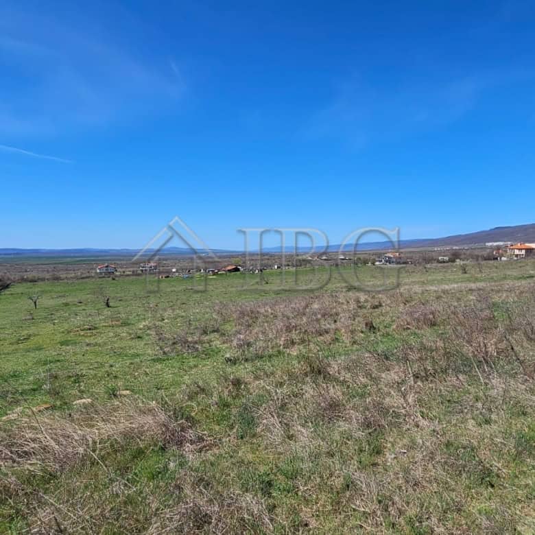 Spacious land plot for sale in Kosharitsa with scenic mountain views and open terrain.