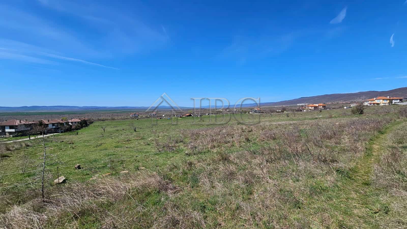 Spacious land plot for sale in Kosharitsa with scenic mountain views and open terrain.