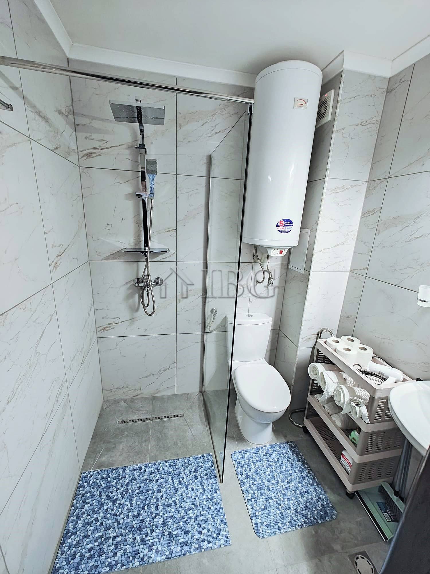Compact studio with separate kitchen, balcony, and modern bathroom near the sea.