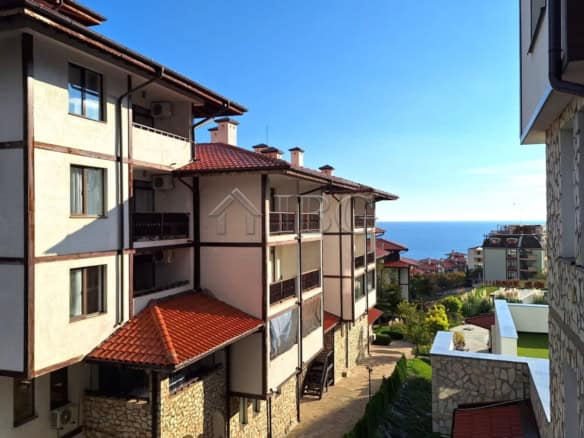 Bright 2-bedroom apartment overlooking forest and partial sea views in Sveti Vlas. Perfect for relax.