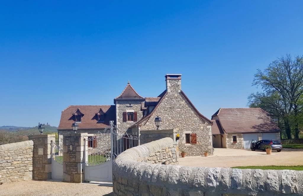 Luxury 4 Bed Le Manoir House in Dordogne Valley Le Manoir house for sale in Dordogne Valley, France, featuring four bedrooms and historic stone arch.