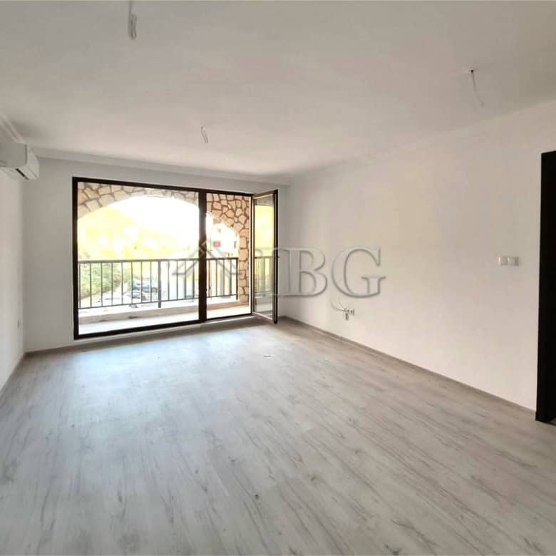 Bright 2-bedroom apartment overlooking forest and partial sea view in Etara 4, Sveti Vlas. Spacious.