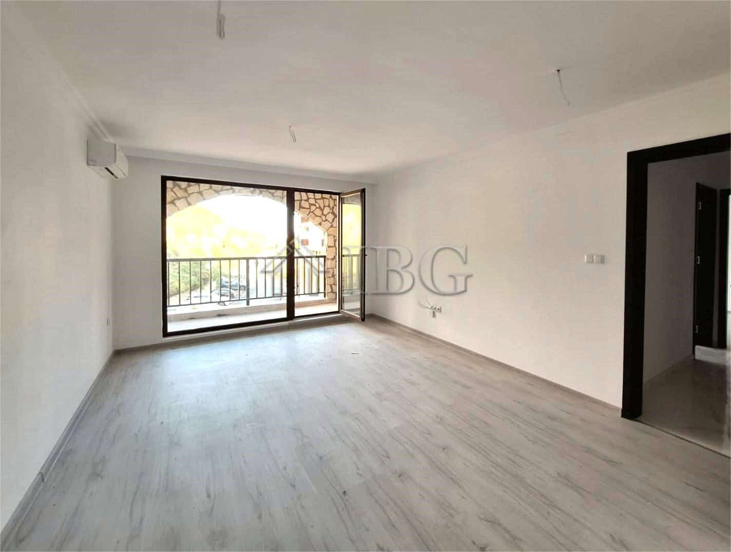 Bright 2-bedroom apartment overlooking forest and partial sea view in Etara 4, Sveti Vlas. Spacious.