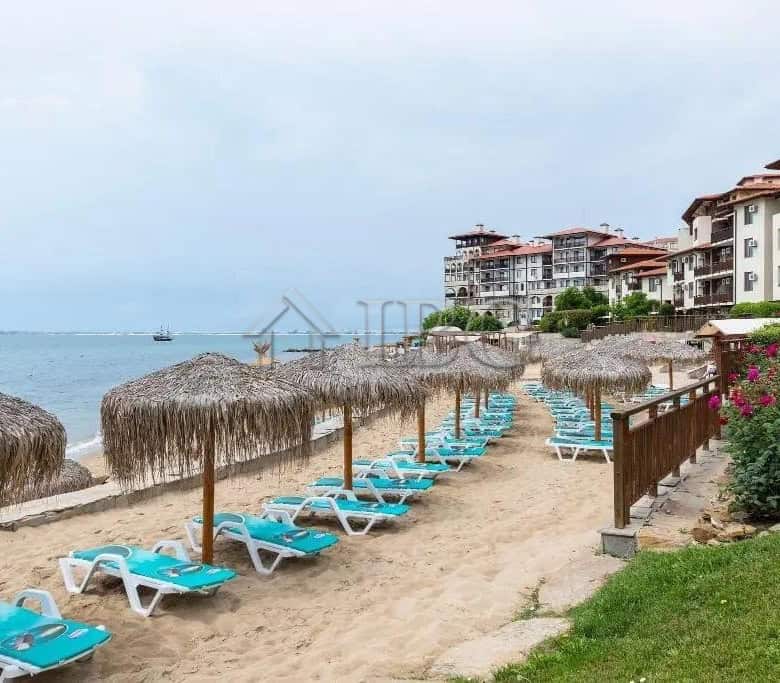 Modern 1-bedroom apartment overlooking the garden and sea in Sveti Vlas.