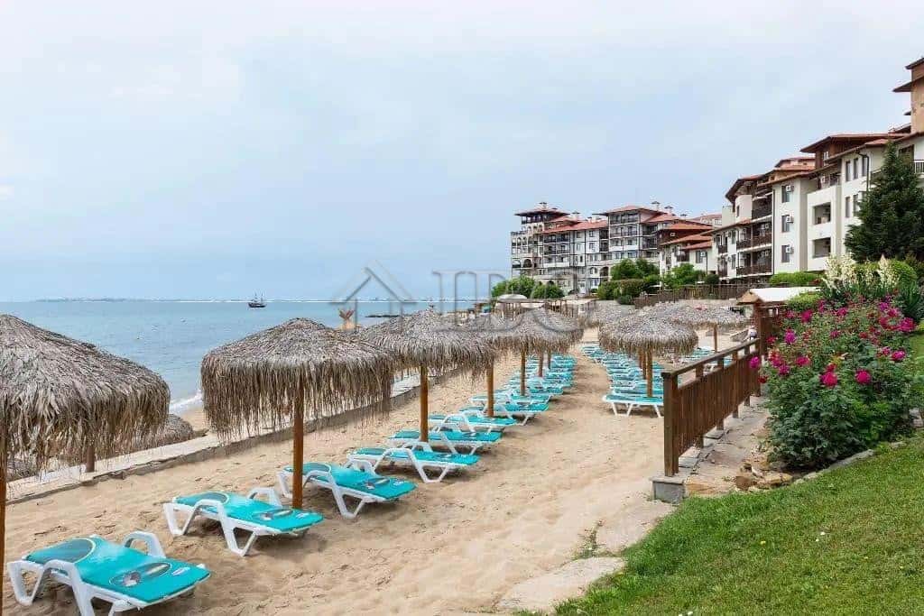 Modern 1-bedroom apartment overlooking the garden and sea in Sveti Vlas.