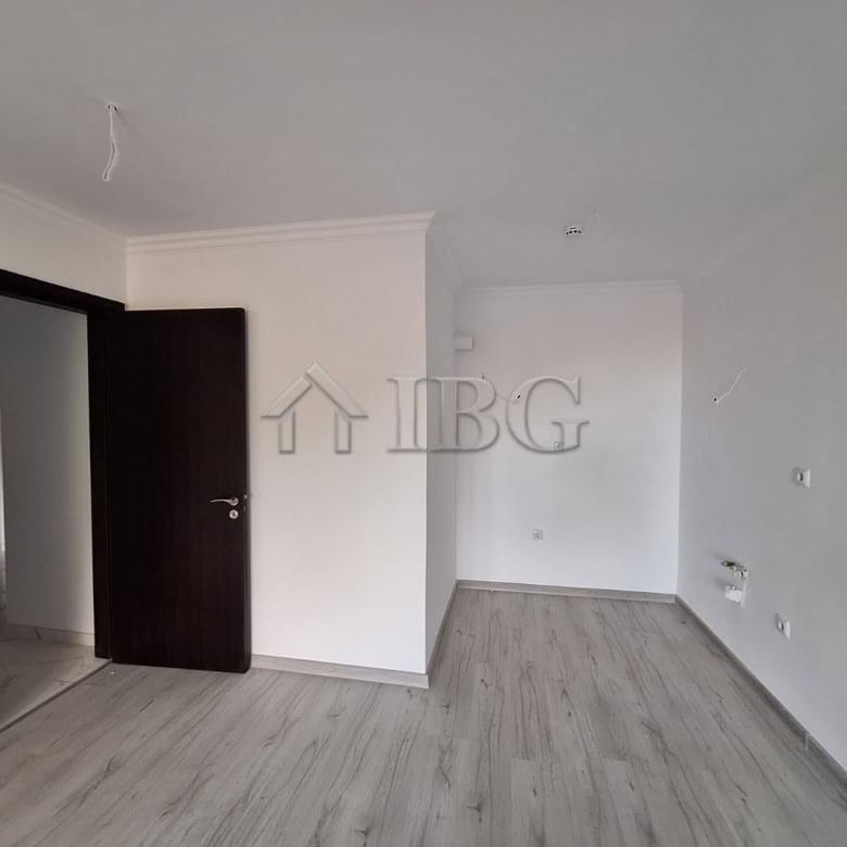 Spacious 2-bedroom apartment with forest and partial sea views in Etara 4, Sveti Vlas. Perfect for c.