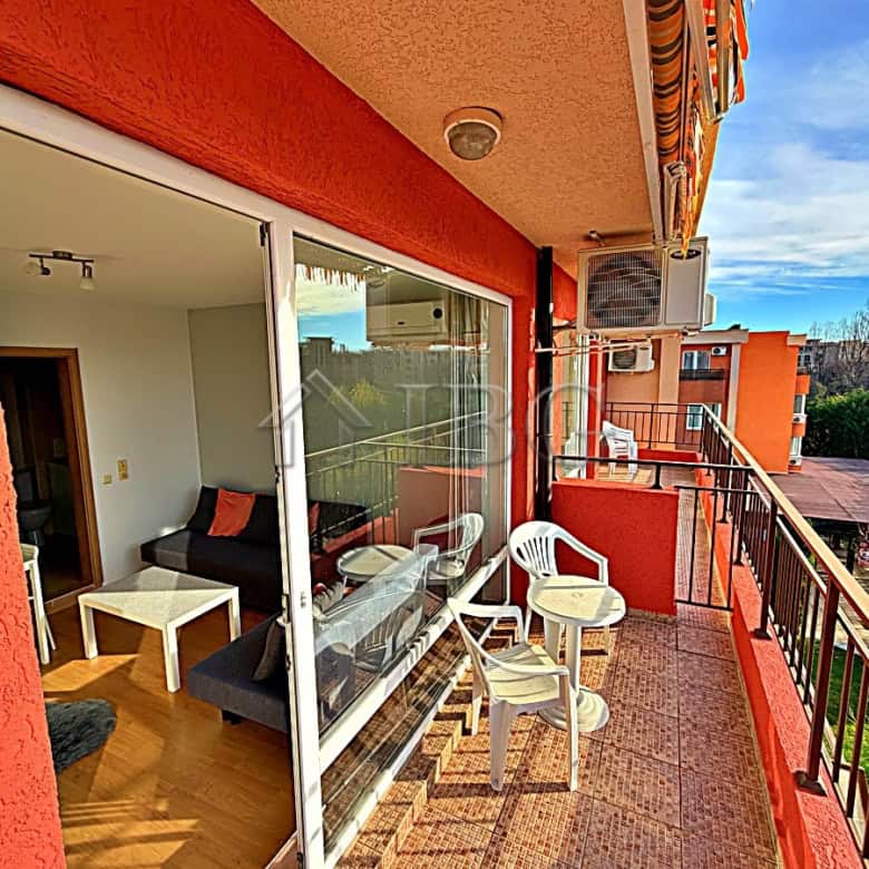 Bright studio apartment with balcony overlooking the pool at Orchid Fort Club. Perfect for relaxing.
