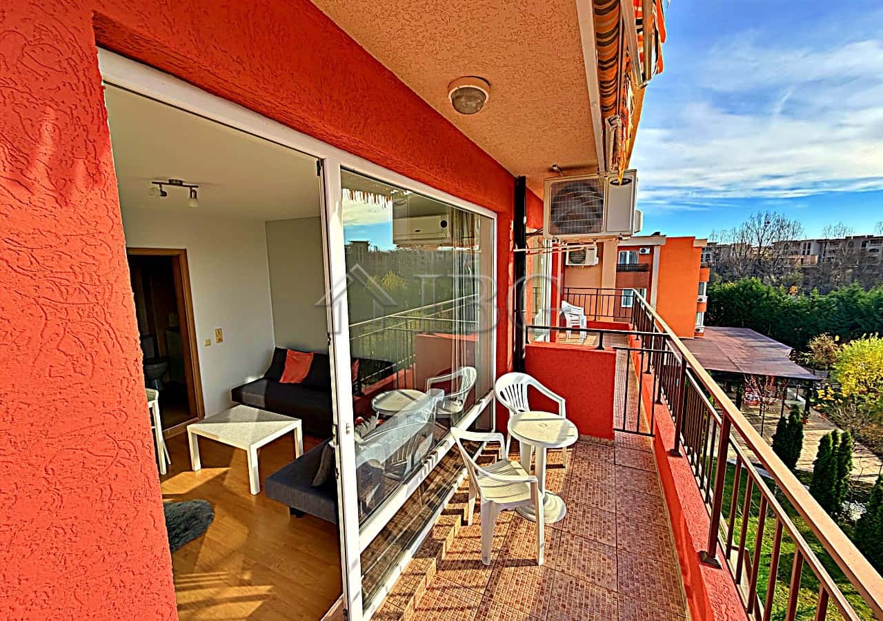 Bright studio apartment with balcony overlooking the pool at Orchid Fort Club. Perfect for relaxing.