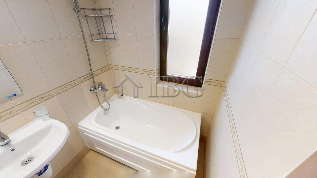Bright bathroom with bathtub in Bay View Villas complex, Kosharitsa.