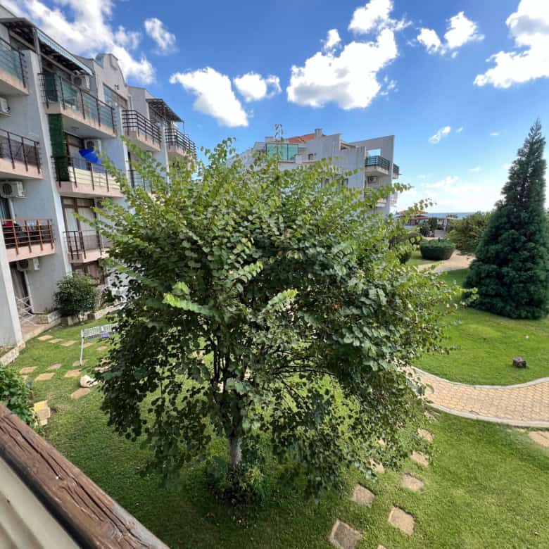 Sea view apartment in Sveti Vlas with a balcony overlooking lush gardens. Perfect for relaxing and e.