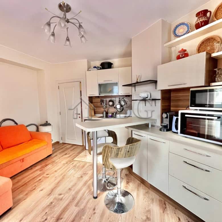 Bright 2-bedroom apartment with spacious terrace and sea views in Ravda center. Fully equipped kitch.