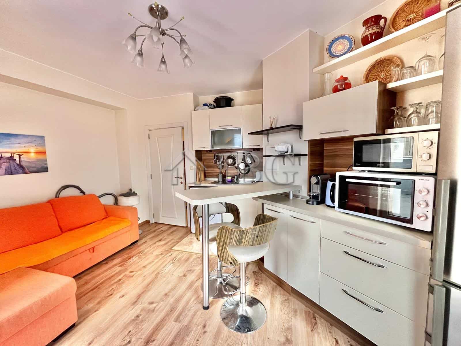 Bright 2-bedroom apartment with spacious terrace and sea views in Ravda center. Fully equipped kitch.