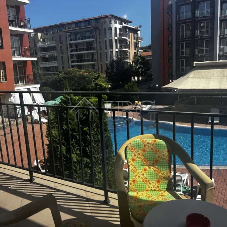 Bright 2-bedroom apartment overlooking the pool in Sunset Beach 3, Sunny Beach. Perfect for relaxing.