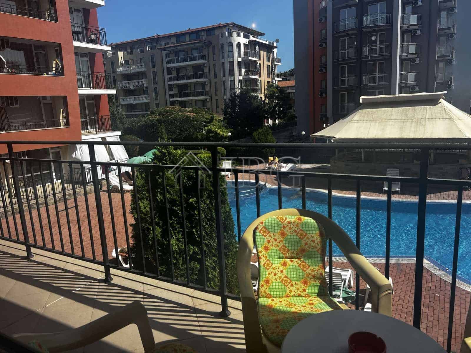 Bright 2-bedroom apartment overlooking the pool in Sunset Beach 3, Sunny Beach. Perfect for relaxing.