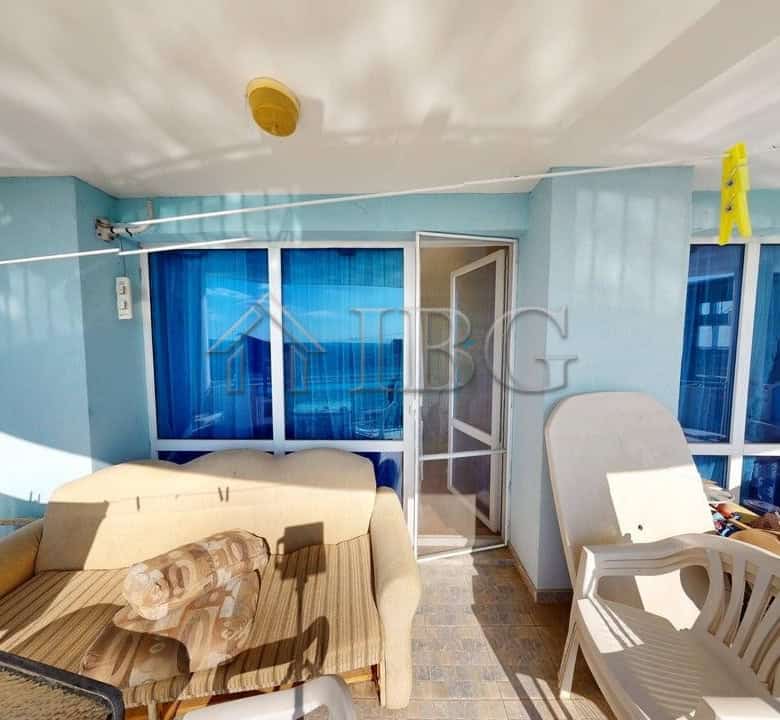 Bright one-bedroom apartment overlooking the pool in Kosharitsa complex. Perfect for relaxing holida.
