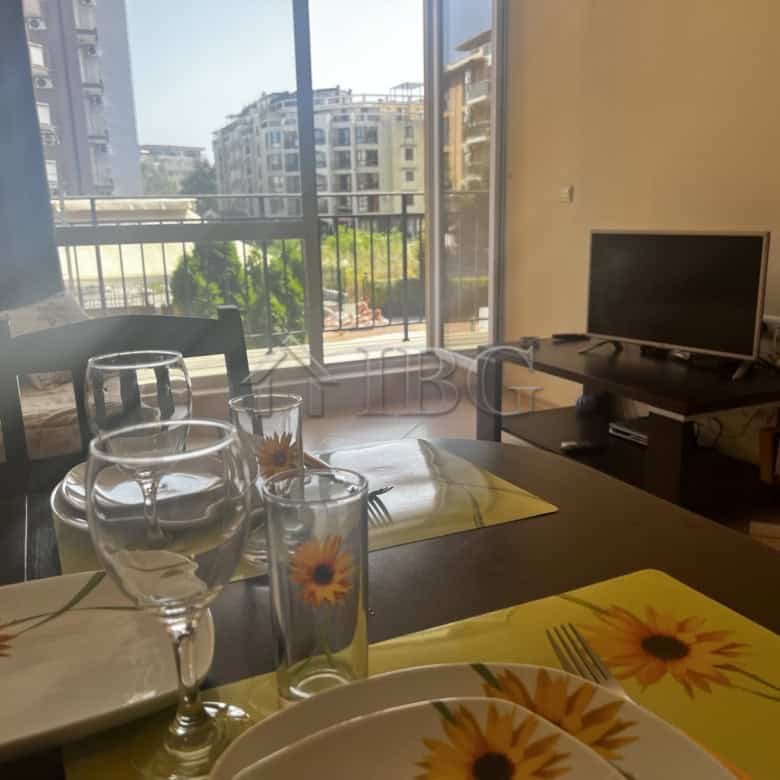 Bright 2-bedroom apartment overlooking the pool in Sunset Beach 3, Sunny Beach.