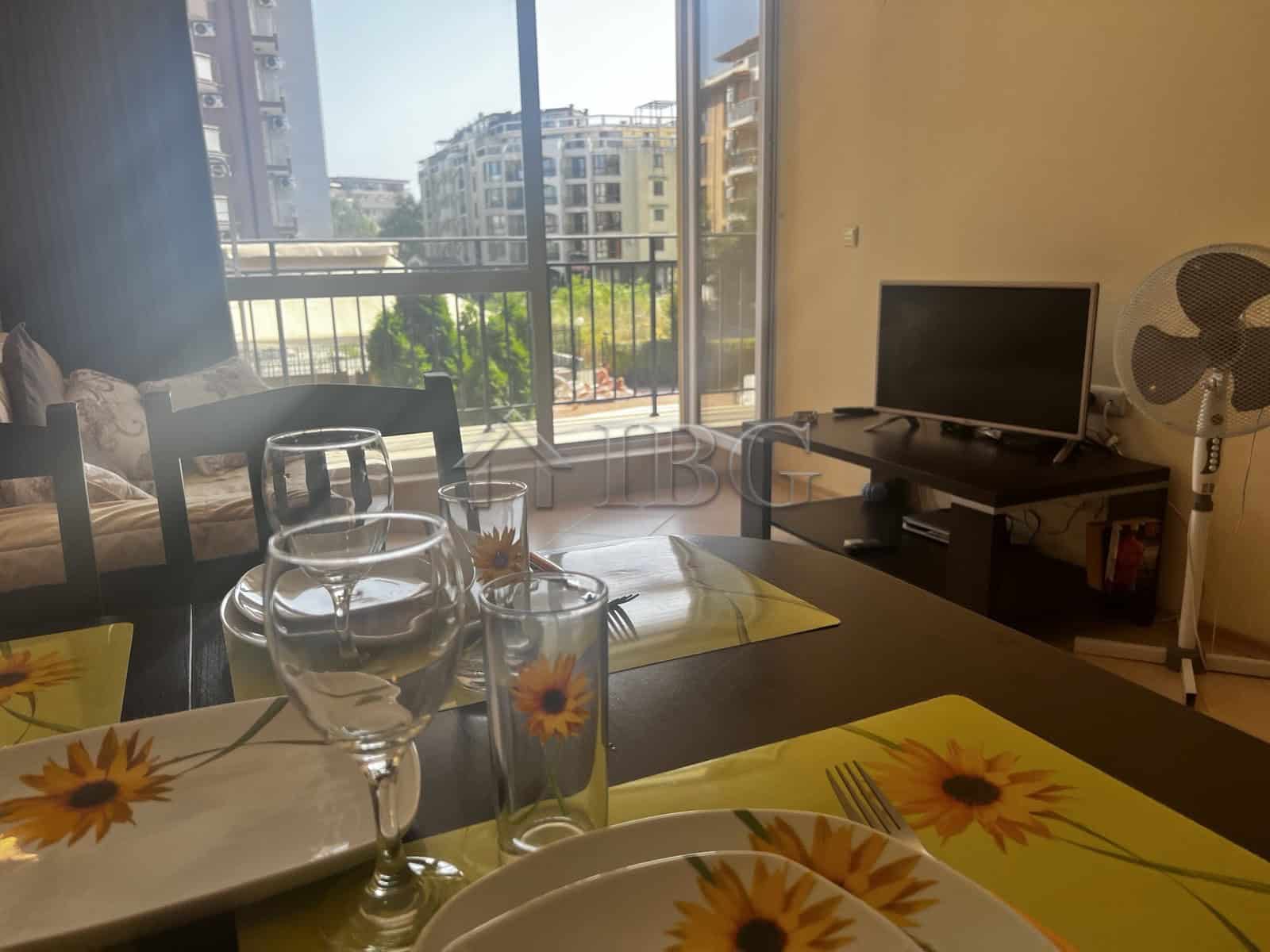 Bright 2-bedroom apartment overlooking the pool in Sunset Beach 3, Sunny Beach.