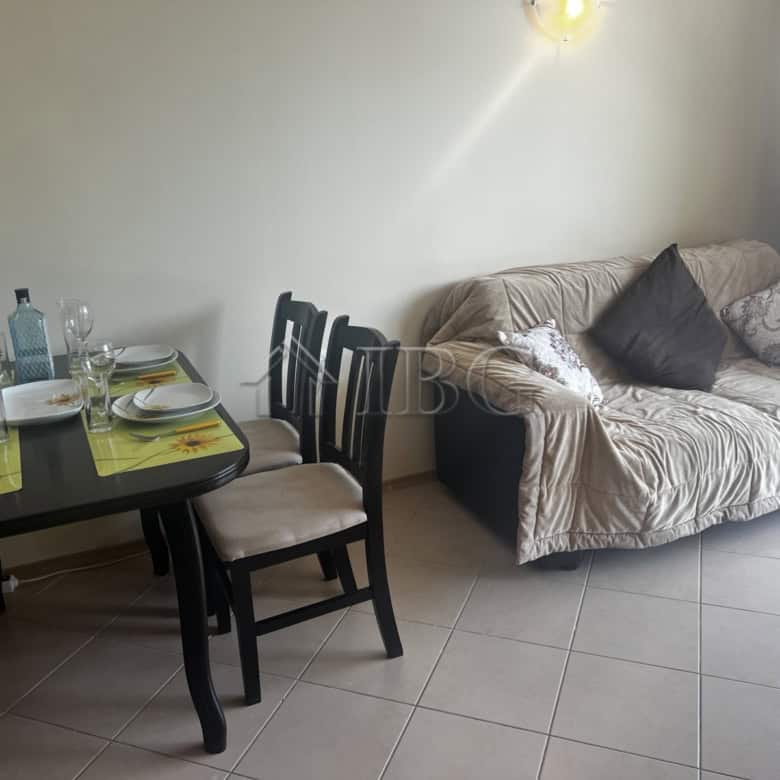 Bright 2-bedroom apartment overlooking the pool in Sunset Beach 3, Sunny Beach. Perfect for relaxing.