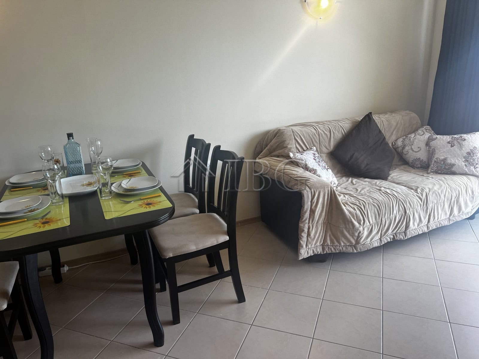 Bright 2-bedroom apartment overlooking the pool in Sunset Beach 3, Sunny Beach. Perfect for relaxing.