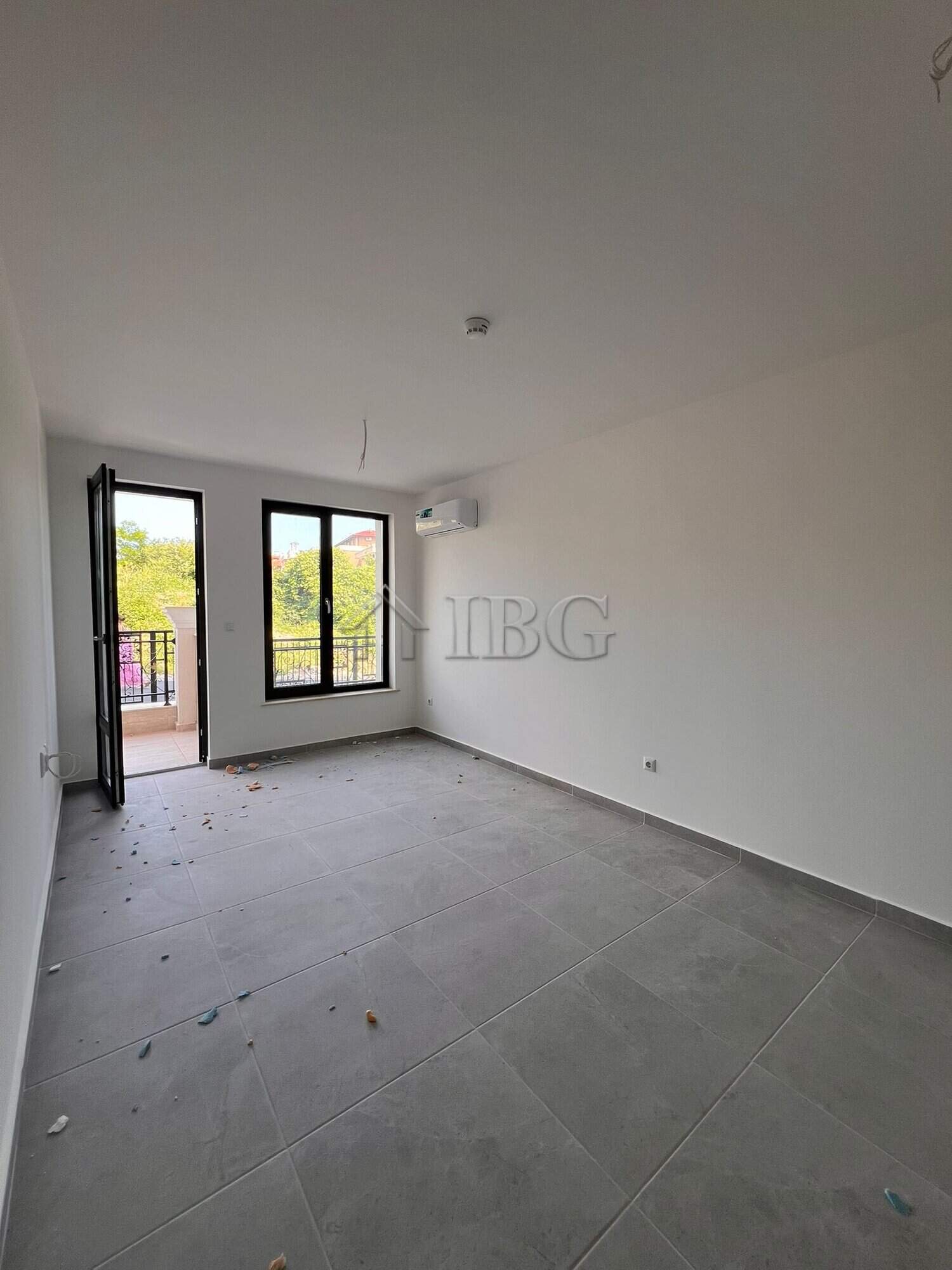 Modern one-bedroom apartment in Sveti Vlas with spacious living area and large windows.