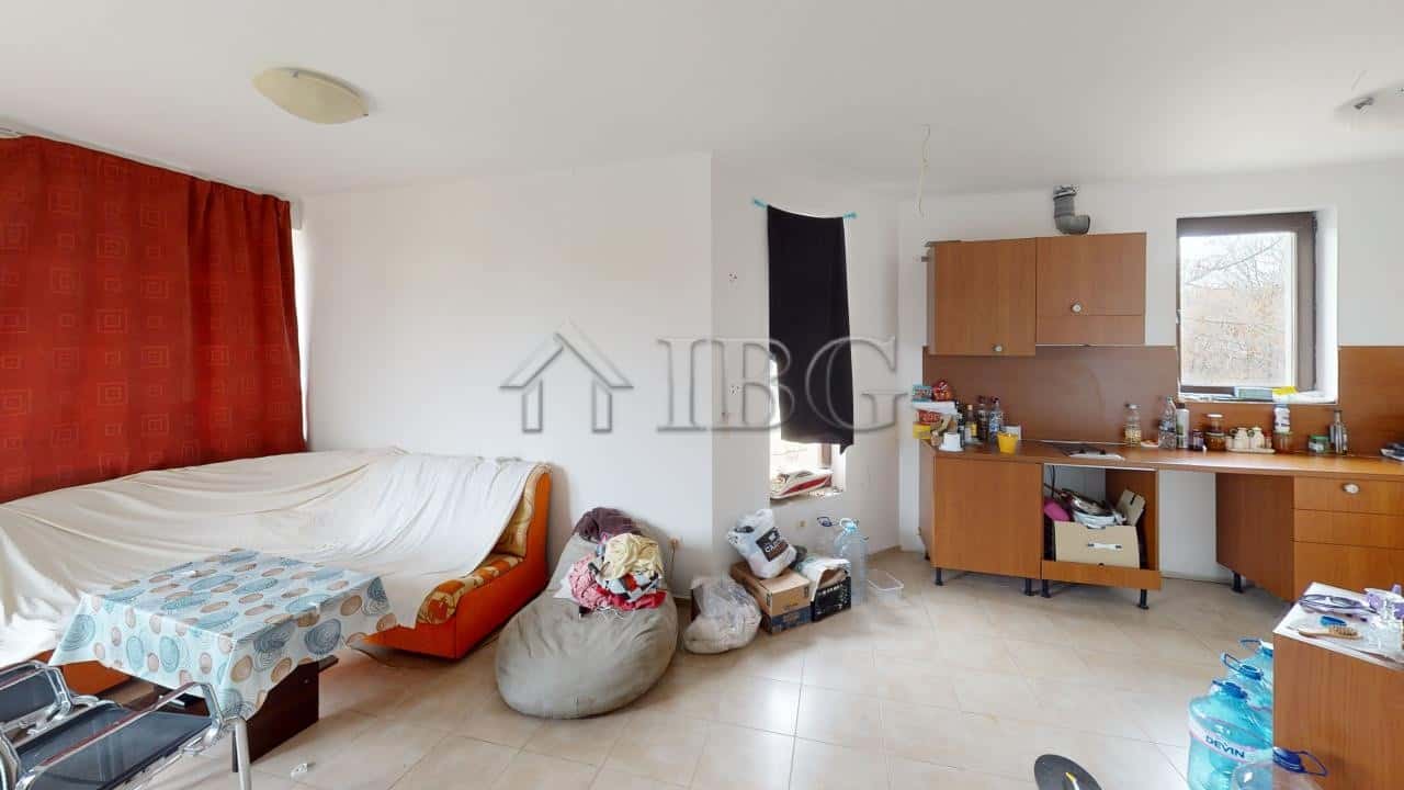 Spacious 2-bedroom apartment in Kosharitsa with modern furnishings and scenic views.