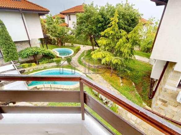 Spacious 2-bedroom maisonette with garden views in Bay View Villas, Kosharitsa. Perfect for comforta.