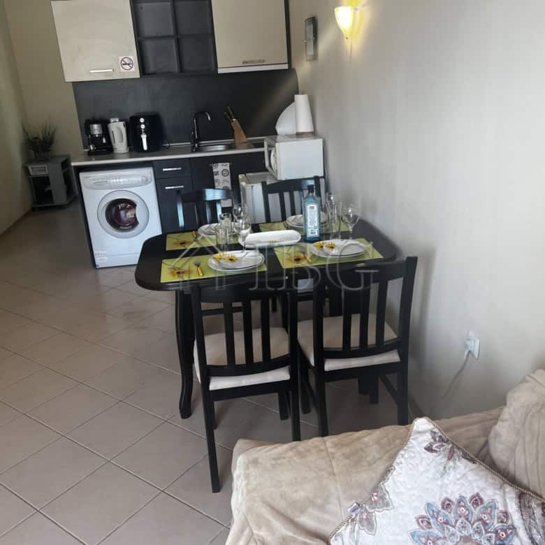 Bright 2-bedroom apartment overlooking the pool in Sunset Beach 3, Sunny Beach.