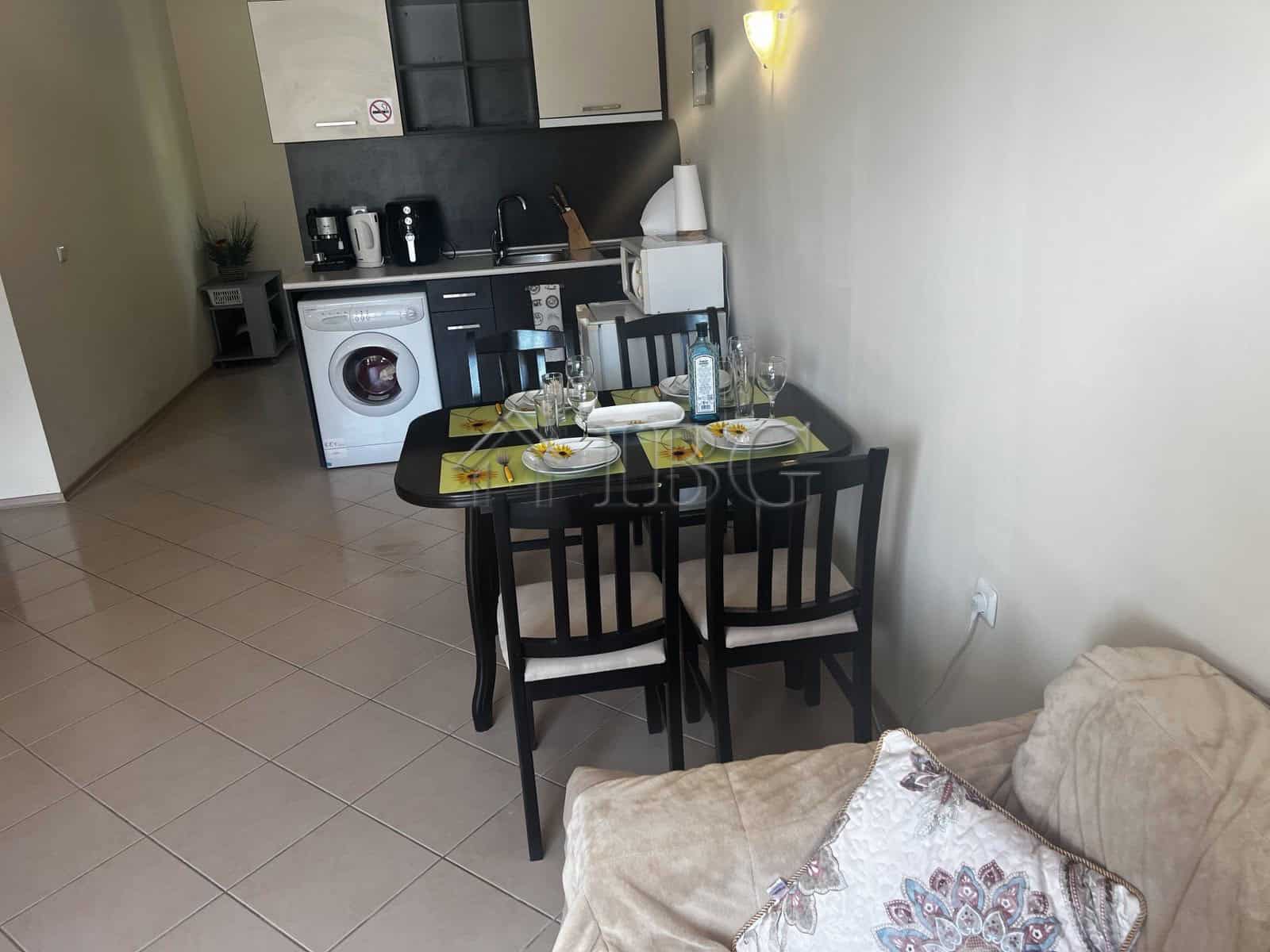 Bright 2-bedroom apartment overlooking the pool in Sunset Beach 3, Sunny Beach.