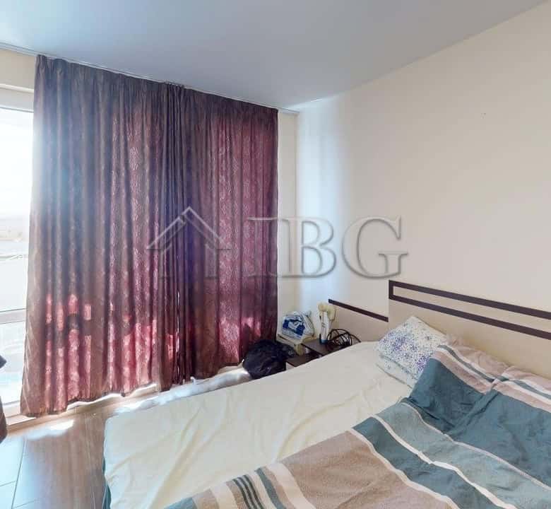 Bright 1-bedroom apartment overlooking the pool in Kosharitsa. Modern interior with large window and.