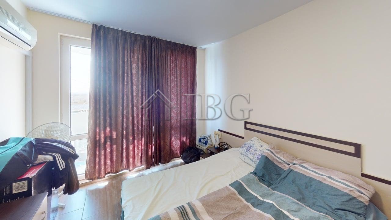 Bright 1-bedroom apartment overlooking the pool in Kosharitsa. Modern interior with large window and.