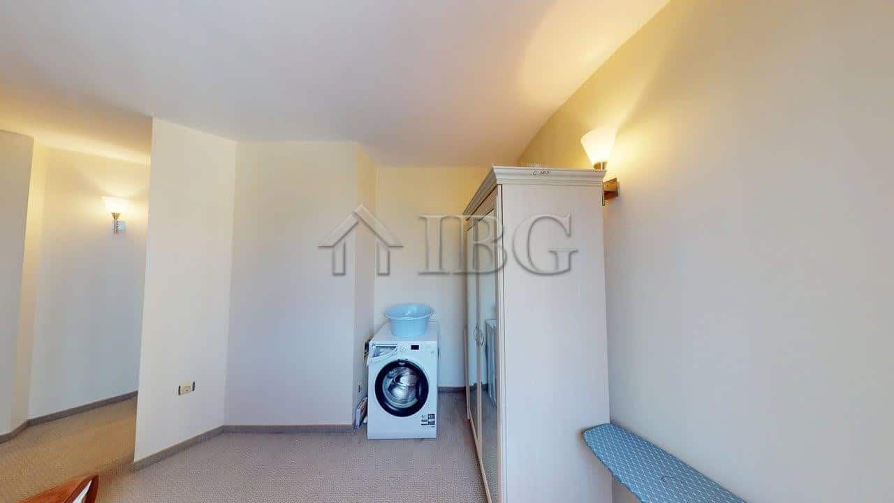 Bright 2-bedroom apartment in Sunny Beach Avalon Complex with laundry area.