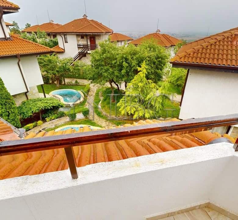 Spacious 2-bedroom maisonette with balcony overlooking lush gardens in Bay View Villas, Kosharitsa.