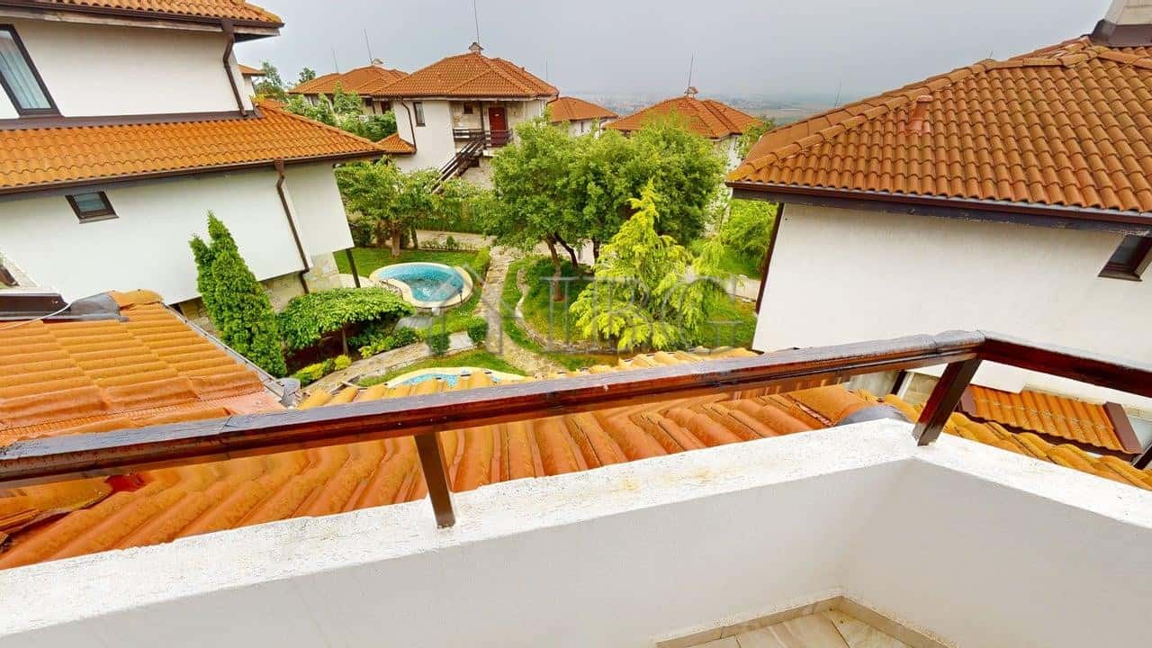 Spacious 2-bedroom maisonette with balcony overlooking lush gardens in Bay View Villas, Kosharitsa.