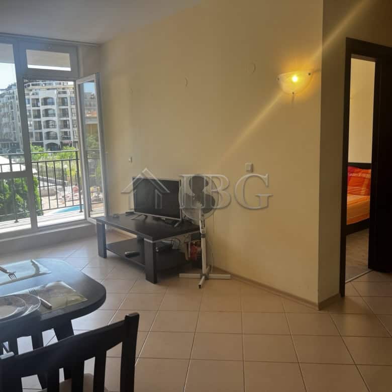 Bright 2-bedroom apartment overlooking the pool in Sunset Beach 3, Sunny Beach. Perfect for relaxing.