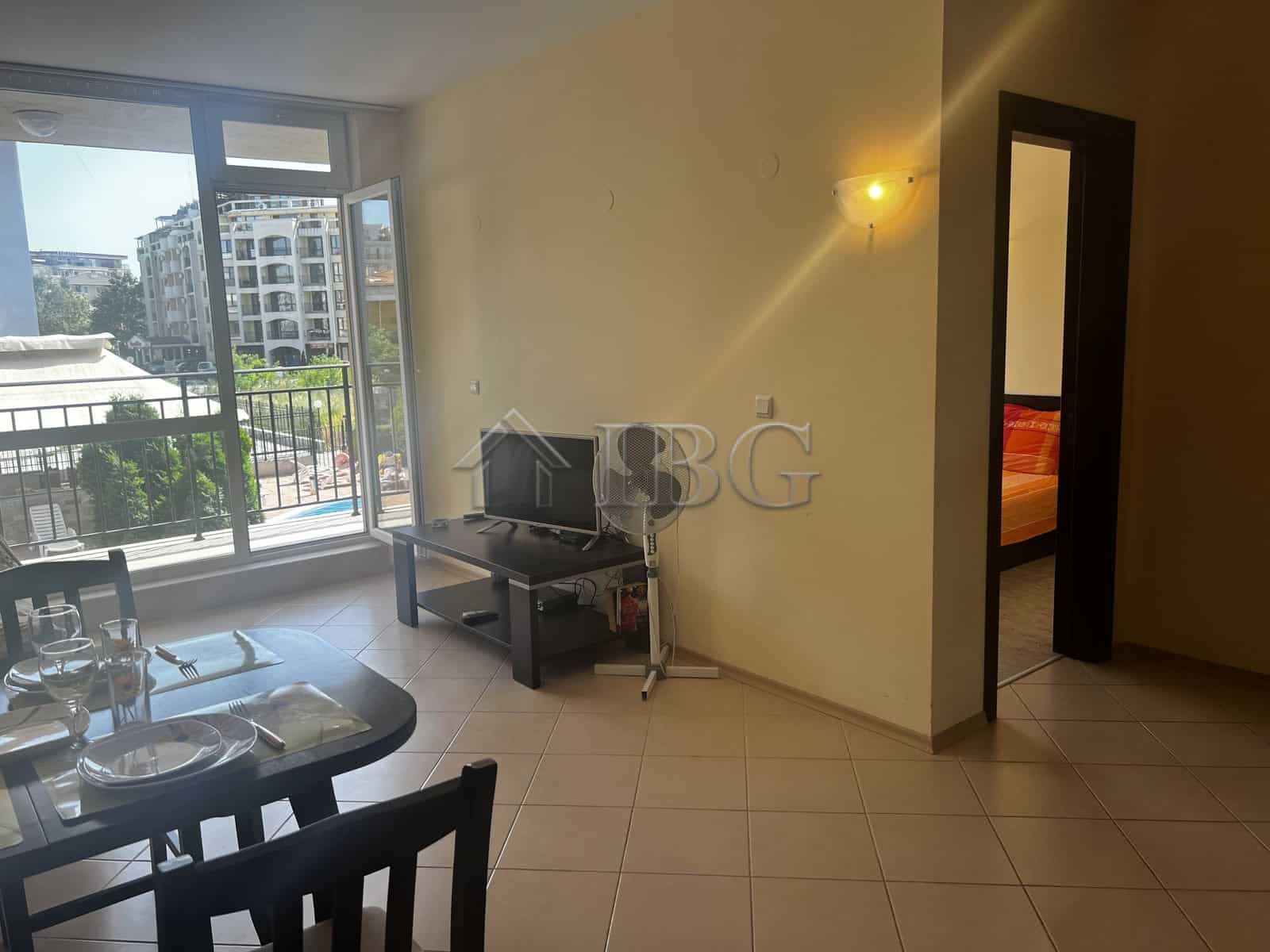 Bright 2-bedroom apartment overlooking the pool in Sunset Beach 3, Sunny Beach. Perfect for relaxing.