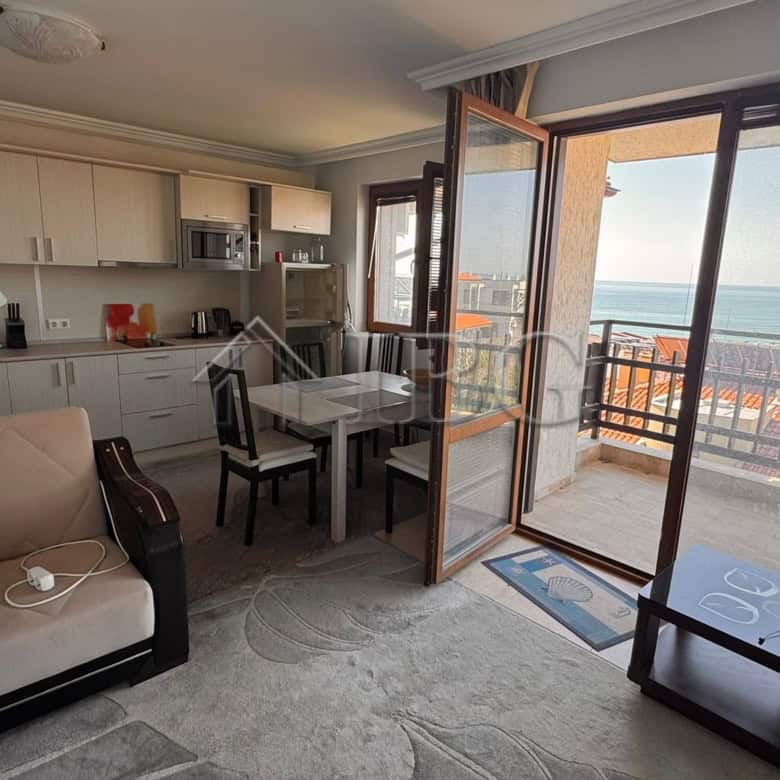 Bright apartment with balcony overlooking the sea in Centaur Complex, Sveti Vlas. Perfect for relaxi.