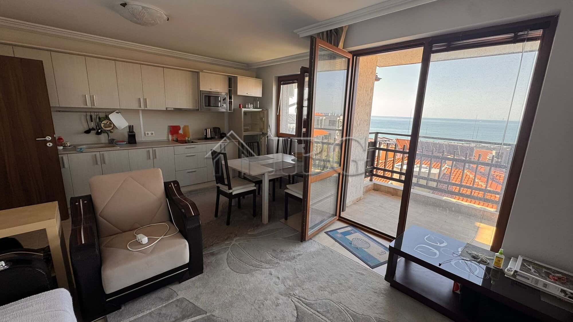 Bright apartment with balcony overlooking the sea in Centaur Complex, Sveti Vlas. Perfect for relaxi.