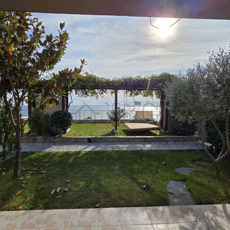Bright apartment with sea views and a private garden in Sveti Vlas. Perfect for relaxing holidays or.