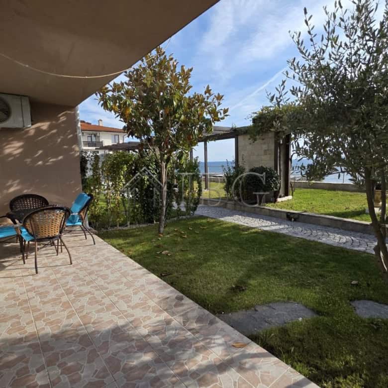 Bright apartment with sea views and outdoor seating in Sveti Vlas. Perfect for relaxing and enjoying.